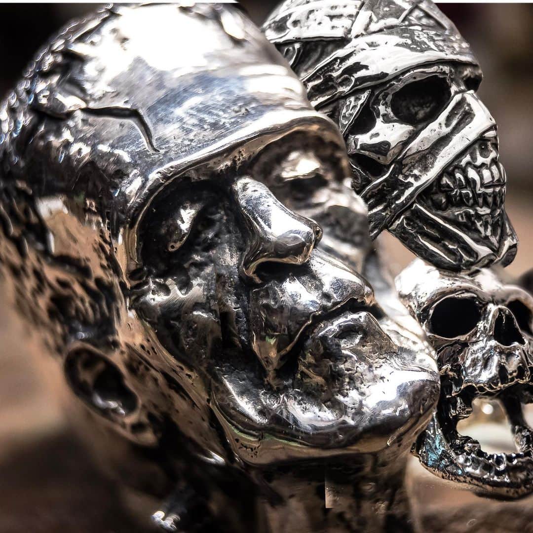 クレイジーピッグさんのインスタグラム写真 - (クレイジーピッグInstagram)「Hand carved by Armand Serra 🤟 Shop online or in-store for over a thousand rings, pendants, cuff links, bracelets, bangles etc... Link in bio 🤤  #skulls #skullrings #skulljewellery #skulltattoo #guitar #bones #gothic #goth #gothicjewellery #gothicfashion #londonjewellery #handmadeinlondon #coventgarden」7月11日 22時15分 - crazypigdesignslondon