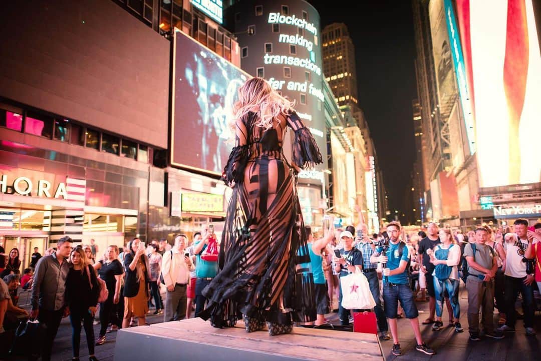 Mulher Melãoのインスタグラム：「É hoje !!!!! A estreia do Clip blac card , gravamos e paramos a times square 🇺🇸 🙈😍@alex_heidrich_nyc」