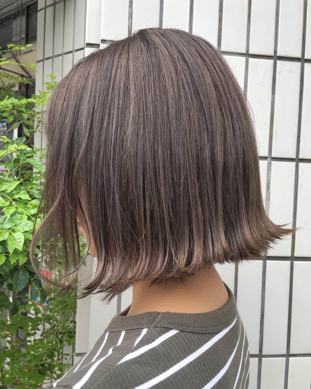大石亜里紗のインスタグラム：「. . –––––––––––––––––––––––––––– . highlight🐄milk tea beige . . 柔らかいハイトーンカラー お任せください🦔🌿✨ DM・☎︎からのご予約がおススメ🌻 . –––––––––––––––––––––––––––– . . #crea_arisa 大人気のおススメカラー🌿 #ミルクたっぷりカラー🥛 . 色素薄い外国人のような 赤味のないカラーなら お任せください👩🏼💐 . . #ミルクティーベージュ #ミルクティーカラー #ミルクティーアッシュ #ミルクティー色 #ミルクティーグレージュ #シースルーカラー #パールピンク #ピンクアッシュ #痛まないブリーチ #ケアブリーチ #クリーミーベージュ #ハイライトカラー #ハイトーンカラー #グラデーションカラー #バレイヤージュカラー #色素薄い  #シアカラー  #透明感カラー得意  #コントラストハイライト #大人3Dハイライト #マットカラー #w3dカラー #3dカラー #mery #hpb_hair #lala_hair」