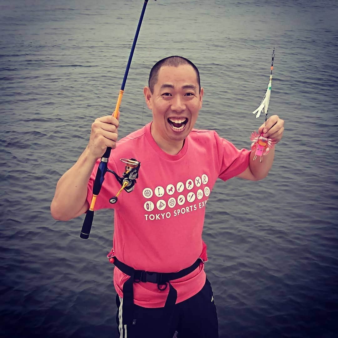 のインスタグラム：「今日はタコ釣り♪東京の漁獲量に影響が出るくらい釣ろうと意気込んで挑んだのですが、釣れなかったです💧ちなみにこの写真は釣りスタートの時の写真です。  #タコ #蛸 #タコ釣り #釣り #つり#坊主 #レギュラー松本 #あるある探検隊 #フィッシング #いだてん」