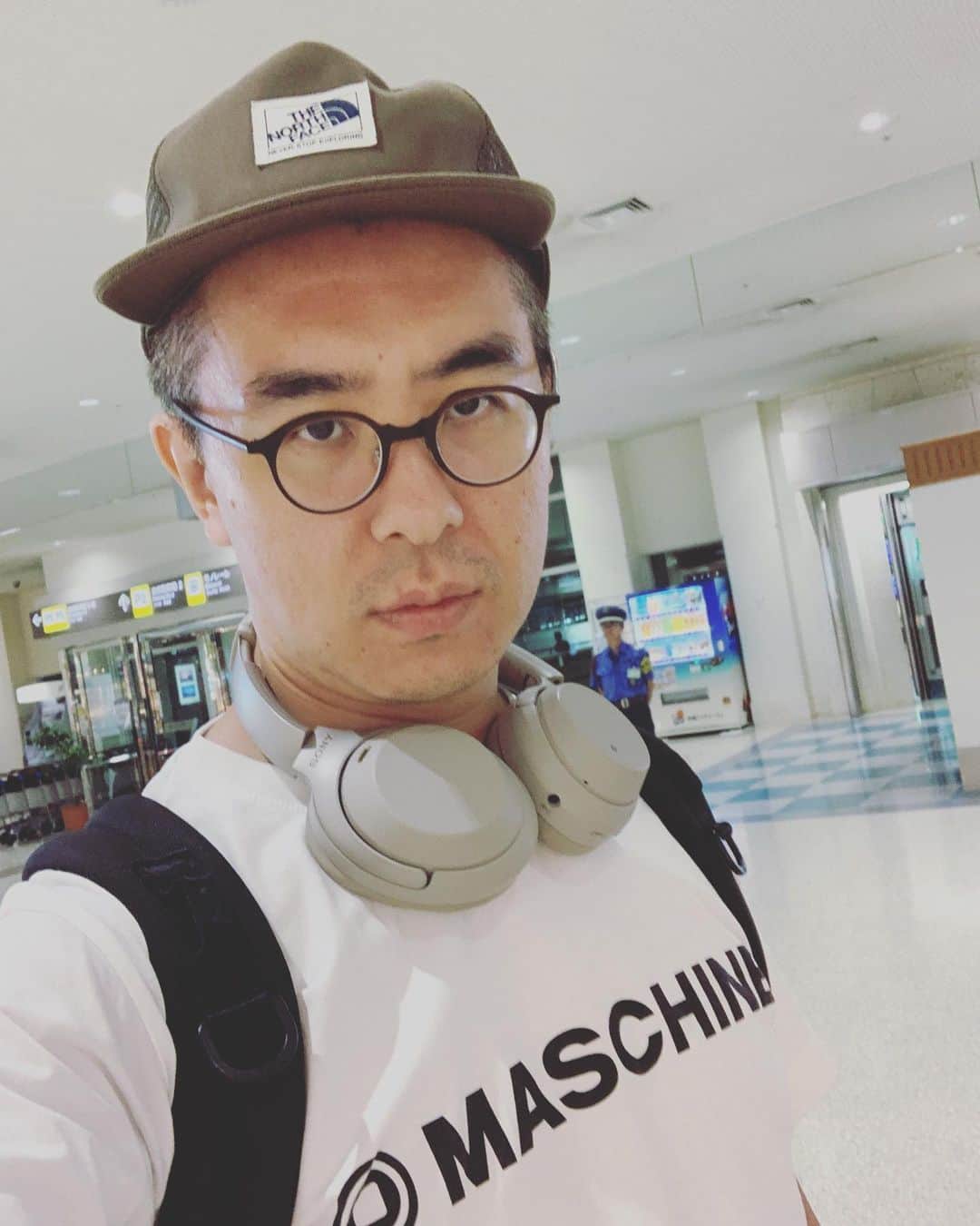 瀬戸弘司のインスタグラム：「MaschineのTシャツ着て、ヘッドホン首に掛けてたら、めっちゃ音楽できるやつに見えへん？  #nativeinstruments #maschine」