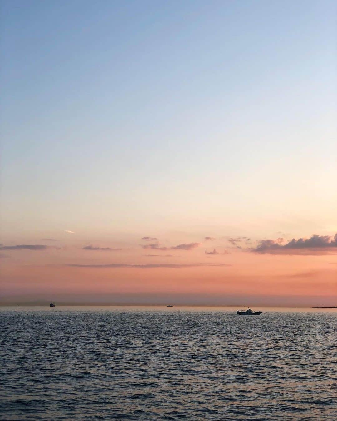 陣内勇人さんのインスタグラム写真 - (陣内勇人Instagram)「. 7:00PM . 夏前に お気に入りの場所を見つけた。 (この夏のchill場。 . . 久しぶりに ゆっくりと日没を。 . . #sunset」7月11日 22時23分 - hayato.jinnouchi