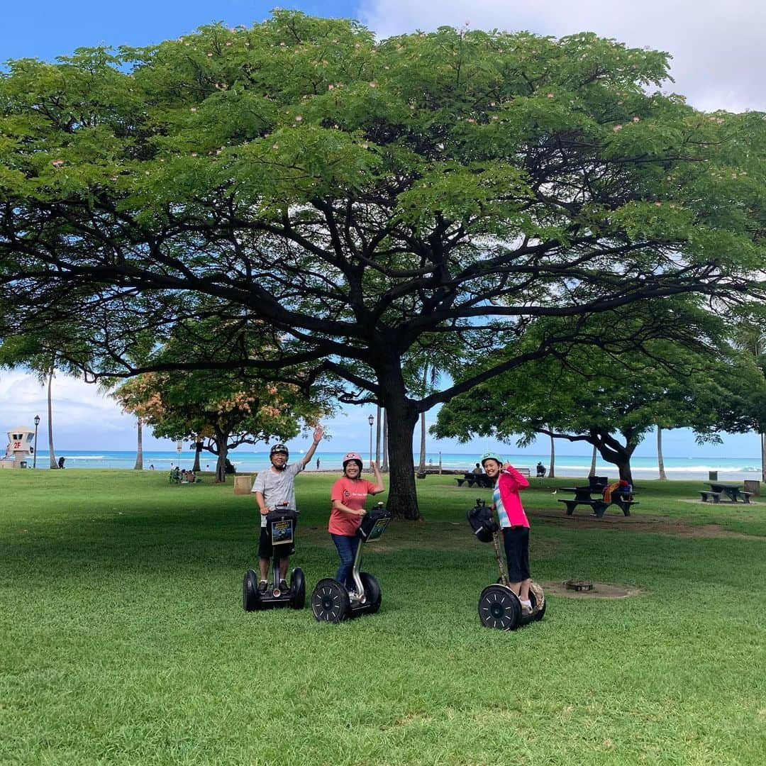 平野 早矢香さんのインスタグラム写真 - (平野 早矢香Instagram)「ハワイの思い出続編その２🌴  ハワイでセグウェイ初体験✨✨😄 私の希望で30分の体験コースに挑戦‼️ 多いときは20人ぐらいになるというコースですが、奇跡的に私達3人だけに😄 セグウェイは身体の重心を移動させてコントロールするのですが、初めての感覚でなかなかうまく乗れませんでした😂路上を走れるか心配しながらも5分もすると慣れてきてスイスイと乗れるようになりました✨ すごく楽しかったです😆またチャンスがあれば絶対乗りたい‼️‼️‼️ ハワイの風が気持ちよくて3人ともご機嫌👍 終わった後は、ハワイアン・クラウン・プランテーションのアサイーボウルとパイナップルジュースを🍍最高に美味しかったです😋  明日7月12日(金)は #テレビ朝日 #グッドモーニング に出演します☀️」7月11日 22時34分 - sayakahirano0324