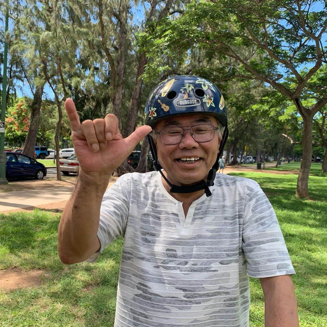 平野 早矢香さんのインスタグラム写真 - (平野 早矢香Instagram)「ハワイの思い出続編その２🌴  ハワイでセグウェイ初体験✨✨😄 私の希望で30分の体験コースに挑戦‼️ 多いときは20人ぐらいになるというコースですが、奇跡的に私達3人だけに😄 セグウェイは身体の重心を移動させてコントロールするのですが、初めての感覚でなかなかうまく乗れませんでした😂路上を走れるか心配しながらも5分もすると慣れてきてスイスイと乗れるようになりました✨ すごく楽しかったです😆またチャンスがあれば絶対乗りたい‼️‼️‼️ ハワイの風が気持ちよくて3人ともご機嫌👍 終わった後は、ハワイアン・クラウン・プランテーションのアサイーボウルとパイナップルジュースを🍍最高に美味しかったです😋  明日7月12日(金)は #テレビ朝日 #グッドモーニング に出演します☀️」7月11日 22時34分 - sayakahirano0324