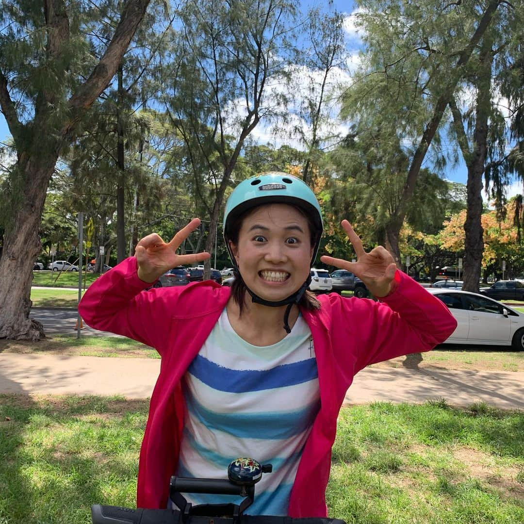 平野 早矢香さんのインスタグラム写真 - (平野 早矢香Instagram)「ハワイの思い出続編その２🌴  ハワイでセグウェイ初体験✨✨😄 私の希望で30分の体験コースに挑戦‼️ 多いときは20人ぐらいになるというコースですが、奇跡的に私達3人だけに😄 セグウェイは身体の重心を移動させてコントロールするのですが、初めての感覚でなかなかうまく乗れませんでした😂路上を走れるか心配しながらも5分もすると慣れてきてスイスイと乗れるようになりました✨ すごく楽しかったです😆またチャンスがあれば絶対乗りたい‼️‼️‼️ ハワイの風が気持ちよくて3人ともご機嫌👍 終わった後は、ハワイアン・クラウン・プランテーションのアサイーボウルとパイナップルジュースを🍍最高に美味しかったです😋  明日7月12日(金)は #テレビ朝日 #グッドモーニング に出演します☀️」7月11日 22時34分 - sayakahirano0324