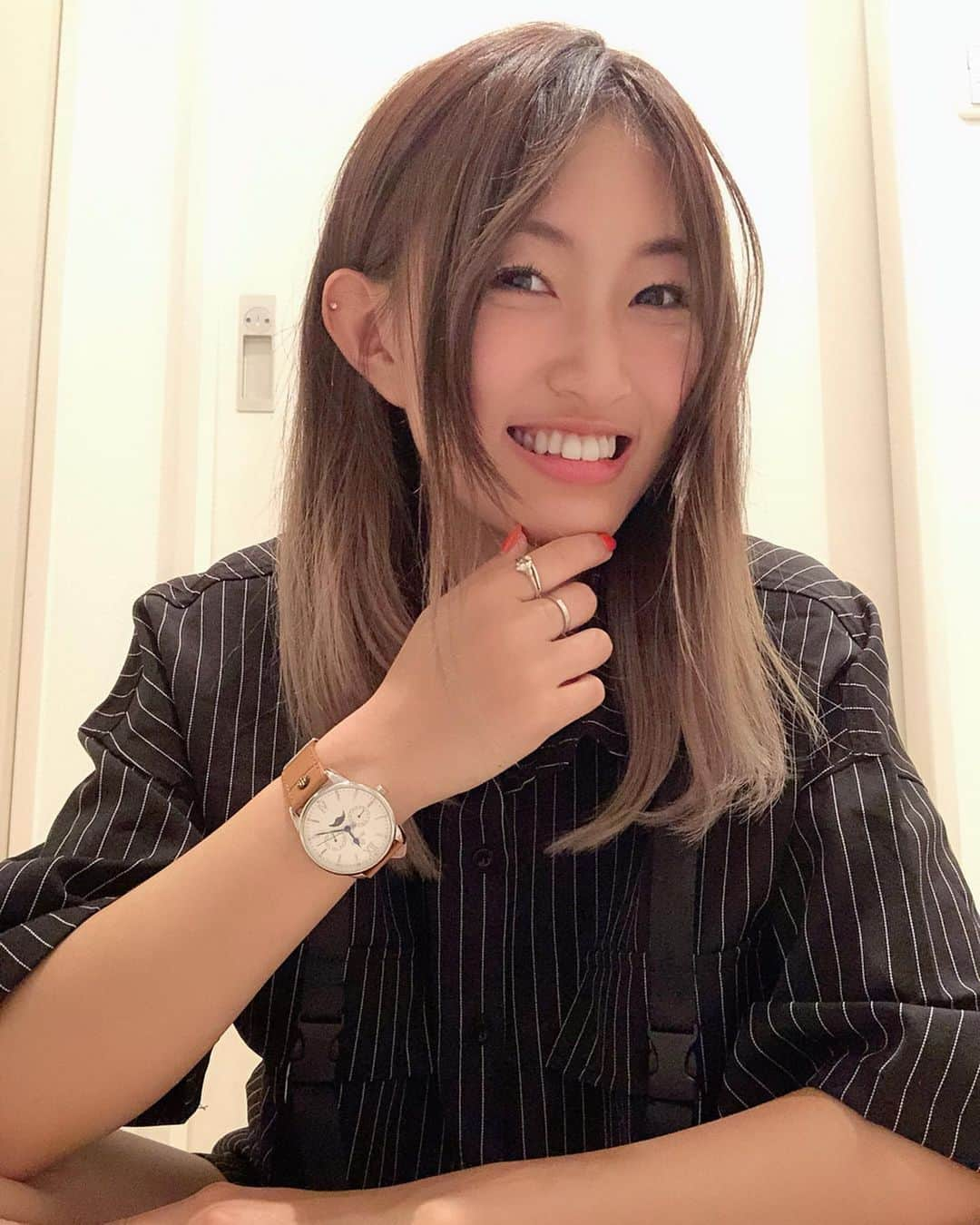 上枝恵美加さんのインスタグラム写真 - (上枝恵美加Instagram)「I am living a shirt boom these days🧞‍♀️ Looks really cool with the brown watch ⌚︎ ． ． シャツブームです🙈ボーイッシュな感じが好き。時計とよく合う🥰 ． #lobor #ロバー #腕時計 #時計 #手元倶楽部 #スライドしてね ． 10% off coupon code 【emik515】」7月11日 22時26分 - emika_kamieda