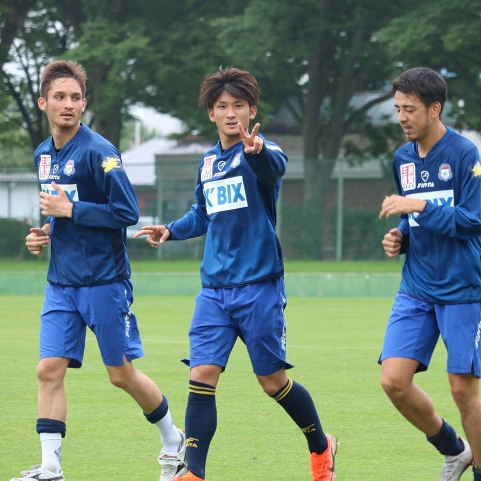 ザスパクサツ群馬さんのインスタグラム写真 - (ザスパクサツ群馬Instagram)「. 【Training photos📸✨】 . 試合後のヒトコマがたくさん！ 表情を変えないジャスティンと笑顔と変顔の2人 さりげなく表情を作り込んでる正美さん 何を話しているか気になる2人 さわやか順也 スタイルの良い小顔な2人組 走りきったあとのミツ . . #ザスパクサツ群馬 #thespa #金城ジャスティン俊樹  #飯野七聖 #髙澤優也 #佐藤正美 #姫野宥弥 #久木田紳吾 #鈴木順也 #岡村大八 #吉田将也 #田中稔也」7月11日 22時26分 - thespakusatsugunma_official