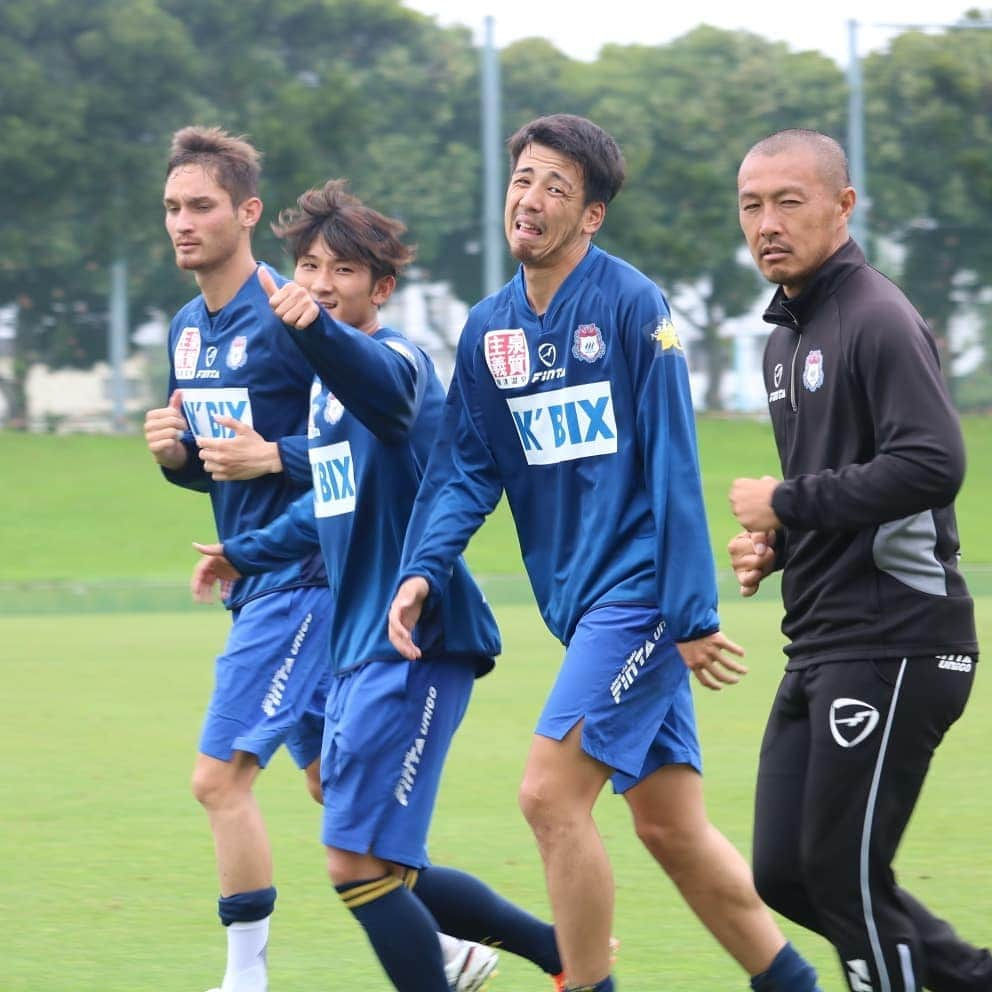 ザスパクサツ群馬さんのインスタグラム写真 - (ザスパクサツ群馬Instagram)「. 【Training photos📸✨】 . 試合後のヒトコマがたくさん！ 表情を変えないジャスティンと笑顔と変顔の2人 さりげなく表情を作り込んでる正美さん 何を話しているか気になる2人 さわやか順也 スタイルの良い小顔な2人組 走りきったあとのミツ . . #ザスパクサツ群馬 #thespa #金城ジャスティン俊樹  #飯野七聖 #髙澤優也 #佐藤正美 #姫野宥弥 #久木田紳吾 #鈴木順也 #岡村大八 #吉田将也 #田中稔也」7月11日 22時26分 - thespakusatsugunma_official