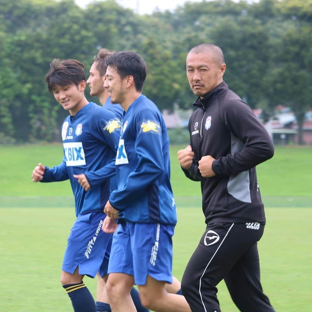 ザスパクサツ群馬さんのインスタグラム写真 - (ザスパクサツ群馬Instagram)「. 【Training photos📸✨】 . 試合後のヒトコマがたくさん！ 表情を変えないジャスティンと笑顔と変顔の2人 さりげなく表情を作り込んでる正美さん 何を話しているか気になる2人 さわやか順也 スタイルの良い小顔な2人組 走りきったあとのミツ . . #ザスパクサツ群馬 #thespa #金城ジャスティン俊樹  #飯野七聖 #髙澤優也 #佐藤正美 #姫野宥弥 #久木田紳吾 #鈴木順也 #岡村大八 #吉田将也 #田中稔也」7月11日 22時26分 - thespakusatsugunma_official