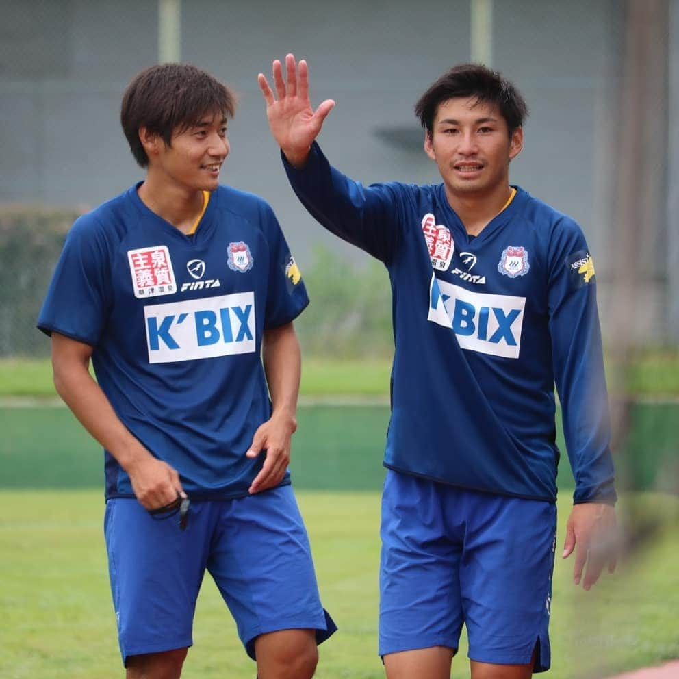 ザスパクサツ群馬さんのインスタグラム写真 - (ザスパクサツ群馬Instagram)「. 【Training photos📸✨】 . 試合後のヒトコマがたくさん！ 表情を変えないジャスティンと笑顔と変顔の2人 さりげなく表情を作り込んでる正美さん 何を話しているか気になる2人 さわやか順也 スタイルの良い小顔な2人組 走りきったあとのミツ . . #ザスパクサツ群馬 #thespa #金城ジャスティン俊樹  #飯野七聖 #髙澤優也 #佐藤正美 #姫野宥弥 #久木田紳吾 #鈴木順也 #岡村大八 #吉田将也 #田中稔也」7月11日 22時26分 - thespakusatsugunma_official