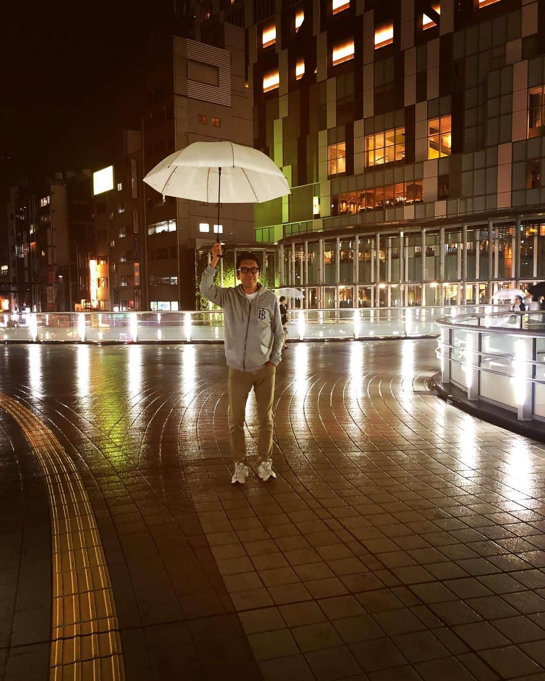 布袋寅泰さんのインスタグラム写真 - (布袋寅泰Instagram)「今日もこの街は ずっと雨が降っている #布袋寅泰 #渋谷 #Hotei #tokyo #shibuya #ギタリズム6 #middleoftheend」7月11日 22時31分 - hotei_official