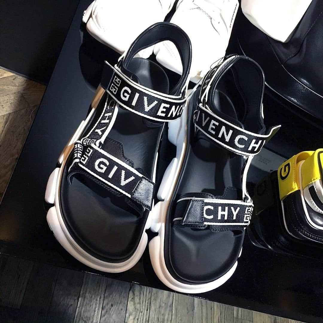 メンズノンノさんのインスタグラム写真 - (メンズノンノInstagram)「#ジバンシイ #サンダル #aw19 #展示会 #GIVENCHY #sandals #fashion @givenchyofficial」7月11日 22時32分 - mensnonnojp