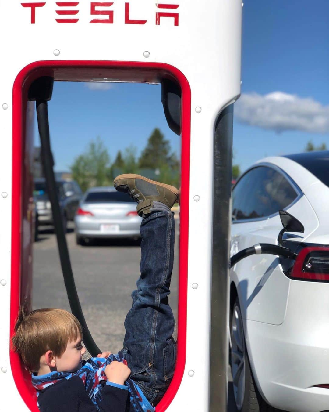 Teslaさんのインスタグラム写真 - (TeslaInstagram)「Supercharger: the 21st century hammock.  Dream electric dreams, James 😴」7月12日 9時24分 - teslamotors