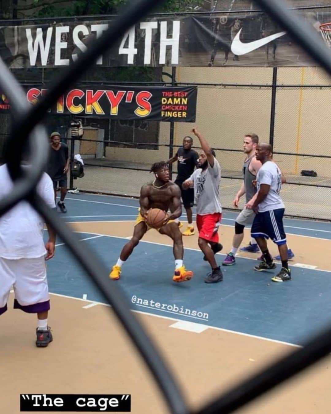 ネイト・ロビンソンさんのインスタグラム写真 - (ネイト・ロビンソンInstagram)「Great day hoopin at the cage WEST 4th street !!! The Big apple 🍎 is & always will be my home away from home #holdat #walkingbucket  Slappin that @chrisbrownofficial Heat on repeat #facts」7月12日 8時01分 - naterobinson