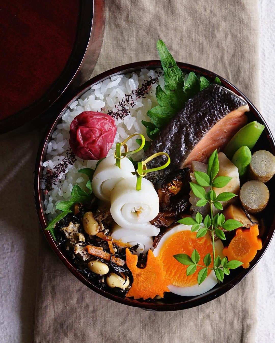 Ryoko Yunokiのインスタグラム：「+ + +  Grilled salted salmon bento/焼き塩鮭弁当 . *rice and umeboshi *dashi-simmered veggies, burdock, snap peas, taro root, carrot, shiitake and konnyaku *skewered fish cake *hard-boiled egg *hijiki and veggies salad *soy-glazed fish . ＊ごはんと梅干し ＊焼き塩鮭 ＊野菜（牛蒡、スナップエンドウ、里芋、人参、椎茸、蒟蒻）の出汁煮 ＊笹蒲鉾 ＊ゆで卵 ＊ひじきの煮物 ＊若鮎の甘露煮 . . Hijiki and veggies salad ingredients - hijiki seaweed, carrot, abura-age, boiled soy beans, sesame seed, soy sauce, sugar and sake. + + + #bento #お弁当 #丸の内弁当 #f52grams #曲げわっぱ #井川メンパ」