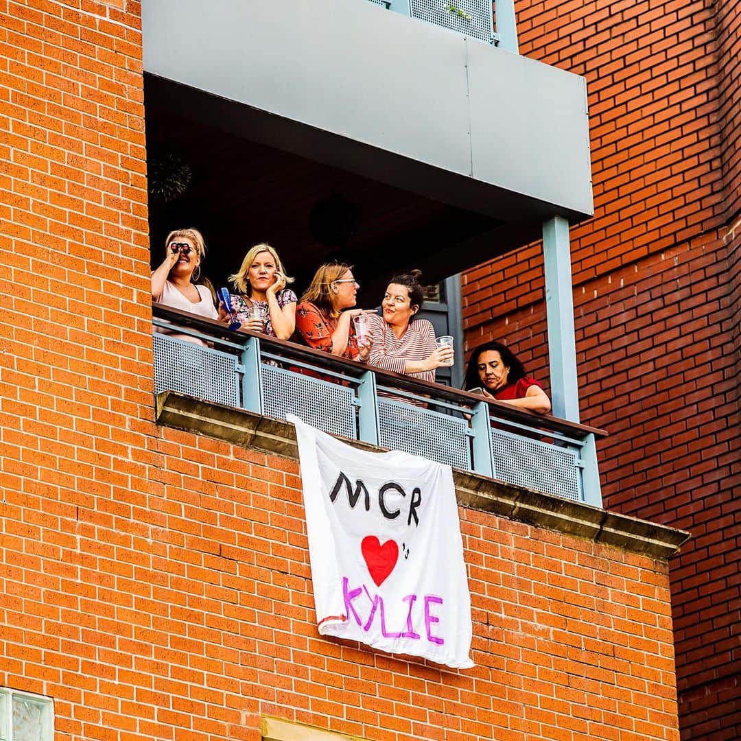 カイリー・ミノーグさんのインスタグラム写真 - (カイリー・ミノーグInstagram)「You too girls!!! ❤️ Manchester. Castlefield Bowl. 📸 @grahamjoyphoto」7月12日 7時58分 - kylieminogue