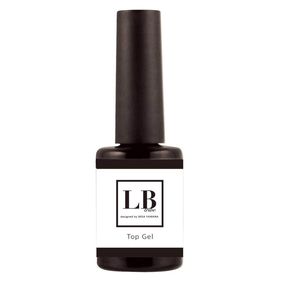 のインスタグラム：「【新商品のお知らせ】📢﻿ お待たせ致しました‼️﻿ ついに @lb.acrylic  待望のスカルプチュア用のトップジェルが発売されます👏🏻✨﻿ ﻿ 何度も検証を重ね﻿ 開発に1年以上もの長い時間を要しましたが﻿ 最高のものができました‼️﻿ ﻿ （商品説明）﻿ 適度な粘度で塗りやすく、抜群のレベリングを兼ね備え、縮むことなく塗布が可能です。﻿ 硬化後、お手持ちのクリーナーで拭き取ってください。﻿ ※施術する前に必ず検証をお願いします。﻿ また、約3週間黄ばむことなく抜群の艶が続きます。﻿ ﻿ [LED 30秒]　[36W UV 60秒]﻿ ※ライトによって硬化時間が若干異なる場合があります。﻿ ﻿ （オススメの塗布の仕方）﻿ 180G仕上げでジェルコーティングが可能！﻿ 180Gスポンジバッファーで整えた後、LBトップジェルを少量取り、まず爪全体になじませるように塗布します。セルフレベリング後、硬化しないまま通常のトップジェルを塗布する量を上から塗り硬化することで、ファイリング跡が消え、奥行きのある仕上がりになります。﻿ ﻿ @nailpartner ﻿ 発売日：7月14日※ASIA・店舗（新宿店）オンライン﻿ 容量:12ml﻿ ﻿ 是非、お試しください✨」