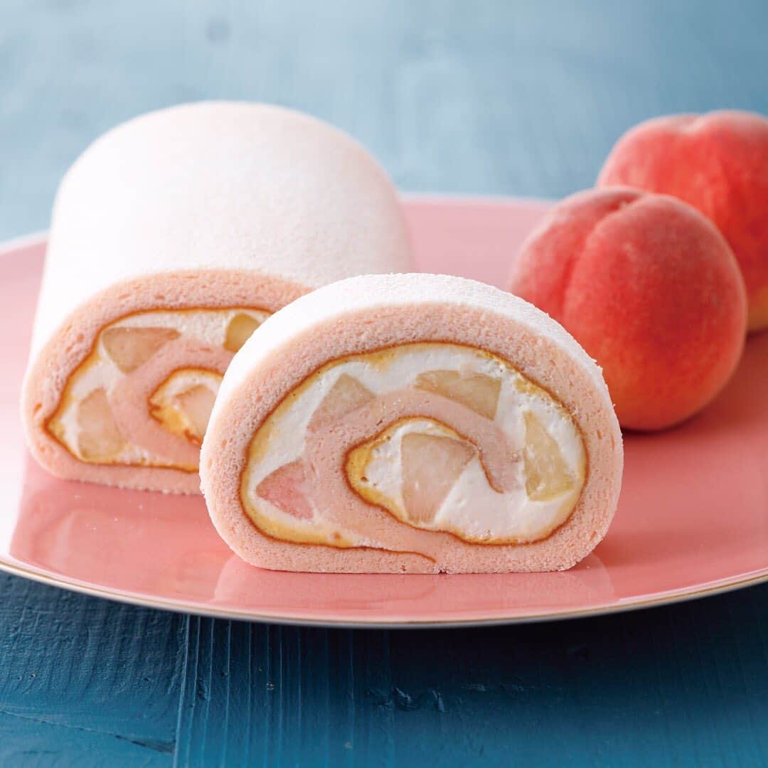 KIHACHI公式Instagramさんのインスタグラム写真 - (KIHACHI公式InstagramInstagram)「パティスリー キハチの甘く香るみずみずしい桃を使った期間限定の「桃のロール」。 . しっとりとしたピンク色のスフレ生地で、フレッシュの桃、桃ピュレを加えたシャンティー、カスタードクリームをふんわりと巻き上げました。 . パティスリー キハチの各店舗（一部店舗をのぞく）で販売しています。 . 詳細はプロフィールのリンクからニュースページをご覧ください。 店舗によって取扱い商品が異なります。また、一部取扱いのない店舗がございます。詳しくは各店舗にお問い合わせください。 . . #キハチ #パティスリーキハチ #ロールケーキ #夏スイーツ #桃スイーツ #桃のロール #桃のロールケーキ #桃ロール #KIHACHI #patisseriekihachi  #sweets #tokyosweets」7月12日 8時06分 - kihachi_official