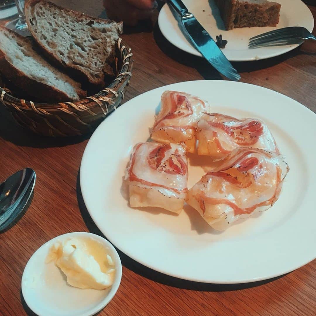 Yu-kiのインスタグラム：「おすすめdinner in east London❤︎ずっと行きたいと思っていたけど忘れていたレストラン🤣こんなにおいしいならもっと早く行けばよかった🥺あとこのオーガニックワインとても美味しかった🥺ロンドンで行きたいレストランまだまだありすぎて大変🤤#brawnlondon#columbiaroadlondon#eastlondon#londondinner#UK」