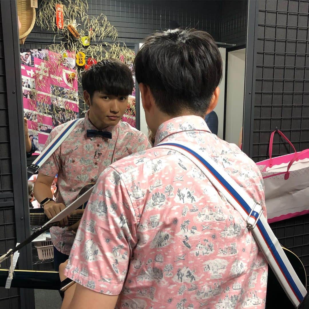 のインスタグラム：「今日の洲崎くん、スタジオ前の鏡で、身だしなみチェックしていました。それにしても、中学時代にジャニーズ事務所の面接を受け、ジャニーさんに会っていたのには、びっくりしました‼️ #朝日放送テレビ  #おは朝  #ラニーノーズ  #洲崎貴郁  #イケメン  #ギター  #ジャニーさん」