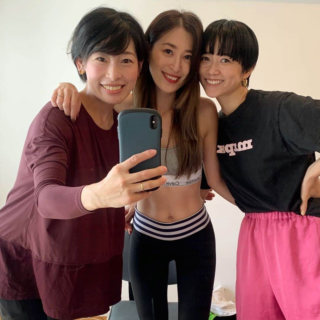 FitnessPlanner 星野由香さんのインスタグラム写真 - (FitnessPlanner 星野由香Instagram)「働くママたちの朝トレ✨ なんだかボディメンテナンスのペースが似ているお二人 お茶目 舞ちゃん✨くびれをチラり♡😆 もちろんママバックは私もオーダーしました✨(おしゃれな黒✌️) ママして仕事してメンテナンスして、また元気に子育てして、本当にパワフル✨  #mama #働くママ #山本優希 さん #宮城舞 さん #パーソナルトレーニング #見送り後のトレーニング」7月12日 8時20分 - yuka.hoshino222