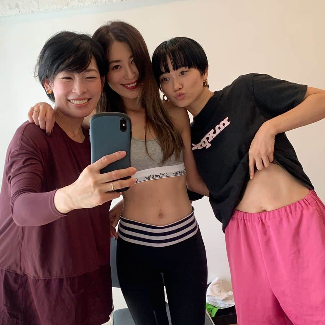 FitnessPlanner 星野由香さんのインスタグラム写真 - (FitnessPlanner 星野由香Instagram)「働くママたちの朝トレ✨ なんだかボディメンテナンスのペースが似ているお二人 お茶目 舞ちゃん✨くびれをチラり♡😆 もちろんママバックは私もオーダーしました✨(おしゃれな黒✌️) ママして仕事してメンテナンスして、また元気に子育てして、本当にパワフル✨  #mama #働くママ #山本優希 さん #宮城舞 さん #パーソナルトレーニング #見送り後のトレーニング」7月12日 8時20分 - yuka.hoshino222