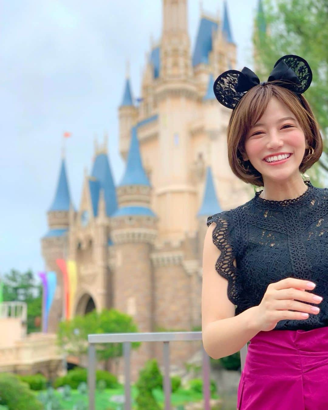 石井里奈さんのインスタグラム写真 - (石井里奈Instagram)「おはよん🐭❤️ . 前回ディズニーに行った時に、可愛いスポット多くて洋服持って来ればよかったぁ😂と後悔してたので、今回はもう1コーデ持って行きました📸🤭 . tops&skirt... @roomys_official . 黒と濃いピンクのカラーで、ミニーちゃんカラー💕 . 夏はもちろん、秋でも着回せそうだし、通勤コーデにも取り入れやすそうなのがよい🙆‍♀️✨ . そしていつ見てもシンデレラ城は綺麗でした🥰✨🏰🐴 . 私の友達が最近シンデレラ城の前で告白されたってゆう話を聞いたばかりだったからニヤニヤしちゃった🤭☺️笑 ハピネス👼💕 . お天気良くなるといいですね🌞 ラスト金曜日、頑張りましょ💕 . #tokyodisneyland #disneyland #disney #cinderella #cinderellacastle #castle #tdl #東京ディズニーランド #東京ディズニーリゾート #ディズニーランド #ディズニー #ディズニーコーデ #ミニーコーデ #ミニー #ミニーマウス #minniemouse #minnie #tgif #friday #セットアップ #setup #fashion #instafashion #ファッション #コーデ #コーディネート #遊園地 #遊園地コーデ」7月12日 8時24分 - ri7tin1025