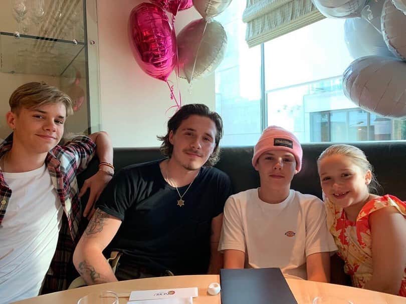 People Magazineさんのインスタグラム写真 - (People MagazineInstagram)「Gang's all here! 💕 The Beckham bunch were all smiles as they celebrated Harper's 8th birthday. | #Regram @victoriabeckham」7月12日 8時24分 - people
