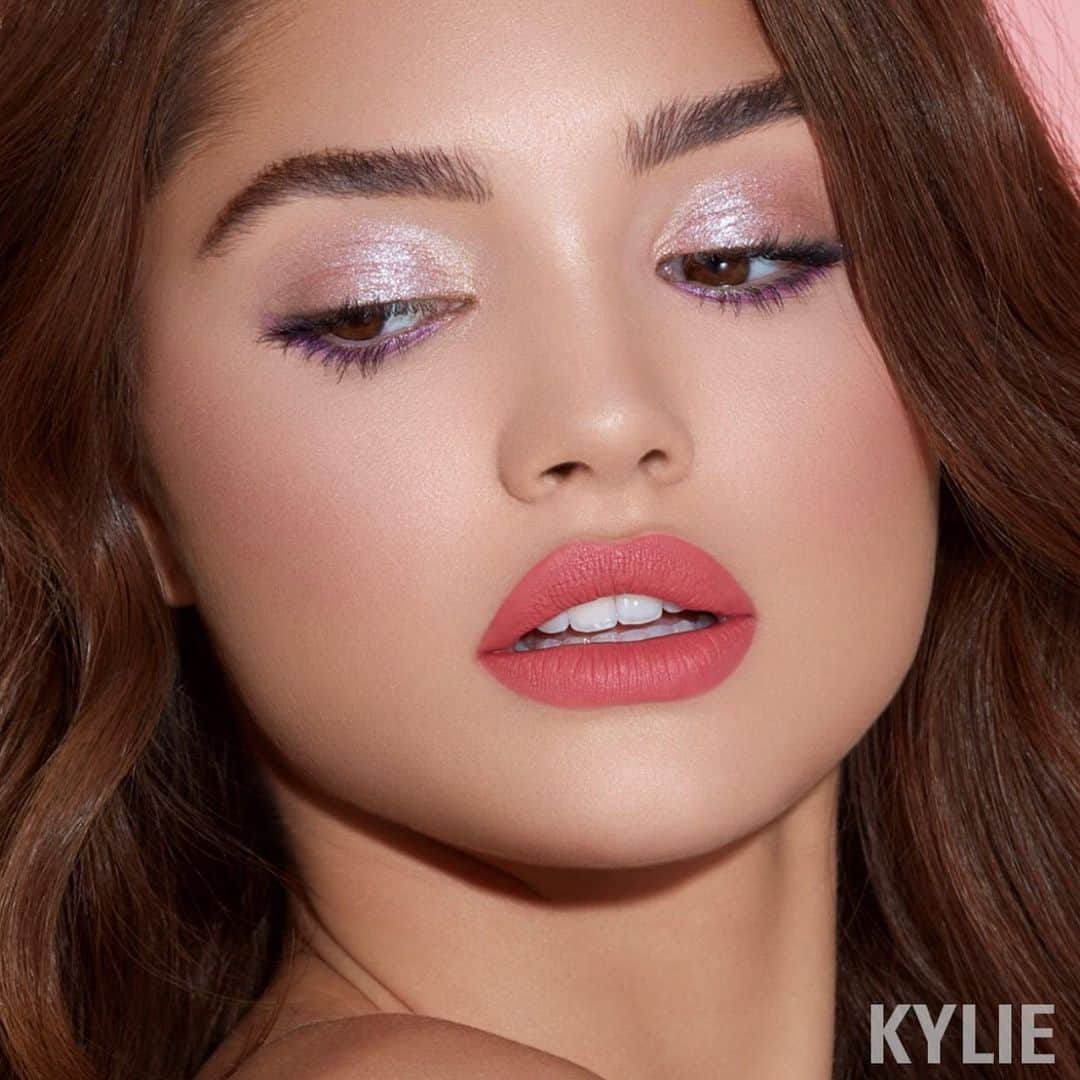 Kylie Cosmeticsさんのインスタグラム写真 - (Kylie CosmeticsInstagram)「Deep Sea Dreams shimmer eye glaze, Mermaid Mama from Under The Sea palette and Paradise Please lipstick 🏝✨ shop our gorgeous new summer collection NOW 💕 KylieCosmetics.com」7月12日 8時30分 - kyliecosmetics