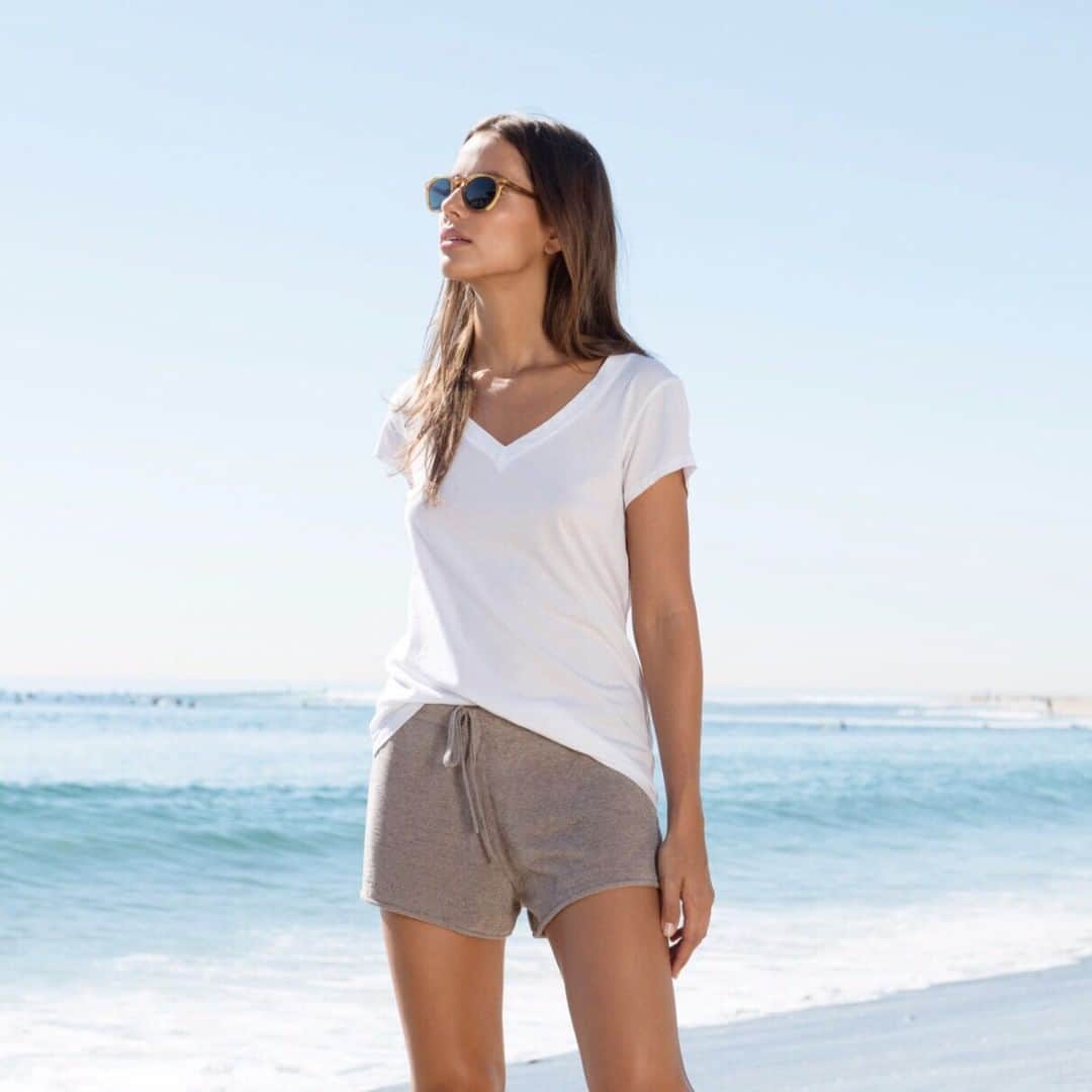 ベアフットドリームスさんのインスタグラム写真 - (ベアフットドリームスInstagram)「Beach Rock Ultra Lite Shorts are the best accessory. Pair it with a simple tee from our Malibu Collection and you've got the perfect go-to outfit. #barefootdreams」7月12日 8時45分 - barefootdreams