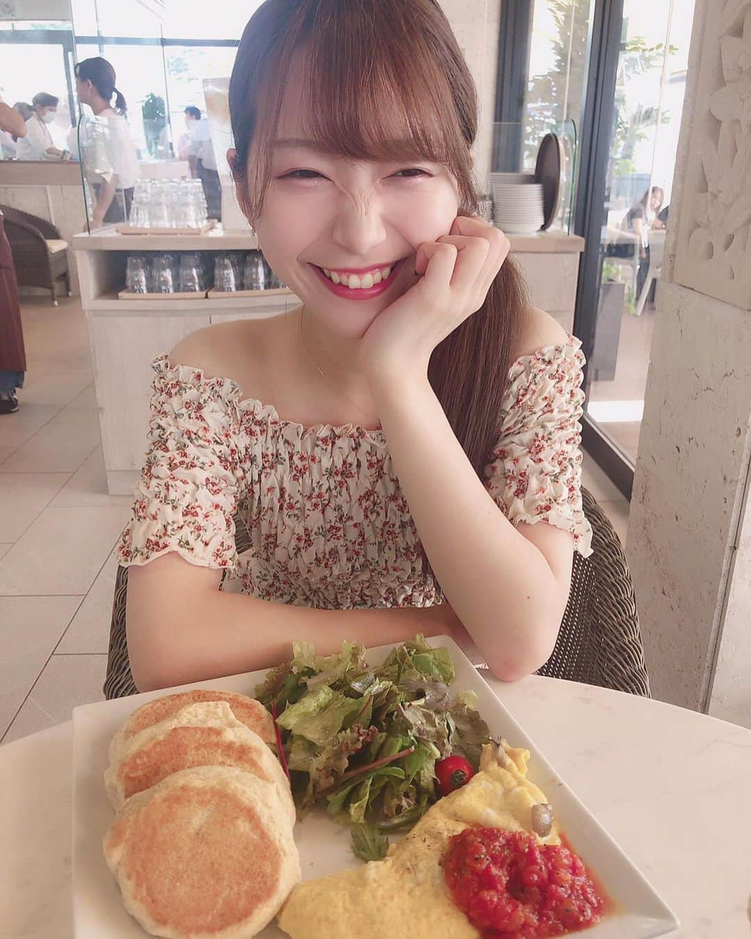 阪上彩香さんのインスタグラム写真 - (阪上彩香Instagram)「淡路島にできた幸せのパンケーキ行ったきた🥞💕 ･ ･ ･ #ワンピース #ワンピースコーデ #花柄ワンピース #onepiece #155cmコーデ #幸せのパンケーキ #パンケーキ #ランチプレート #mealpancake #淡路島パンケーキ #淡路島 #awajishima #サイドアップ #サイドポニー #ヘアアレンジ #映え #インスタ映え #instgood #instlike #instfashion」7月12日 8時44分 - ayaka_skgm