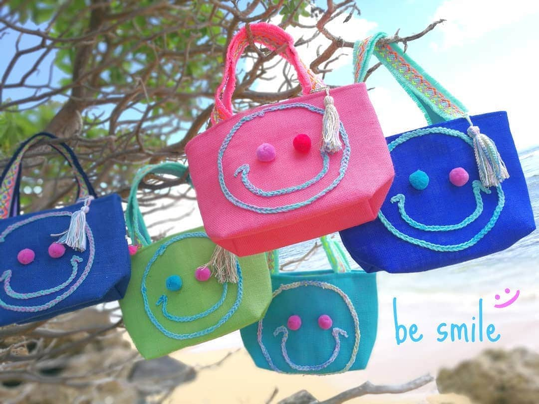 Moco Lima Hawaiiさんのインスタグラム写真 - (Moco Lima HawaiiInstagram)「Keep smiling!  Moconico jute tote bag.  Navy blue, Green apple, Pink, Teal green and Royal blue.  現在５色展開しています♡  今日も１日笑顔で〜！ Mocolima Showroom 1-6pm open today  #smile#smiley#nico#ocean#happy#morning#friends#family#love#hawaii#mocolima#waikiki#sea#beach#japan#trip#笑顔#友達#家族#日本#にこちゃん#ハワイ大好き#ハワイ好き#ハワイ好きな人と繋がりたい#アロハ#ワイキキ#ハンドメイド#バッグ#モコリマハワイ」7月12日 8時47分 - mocolimahawaii