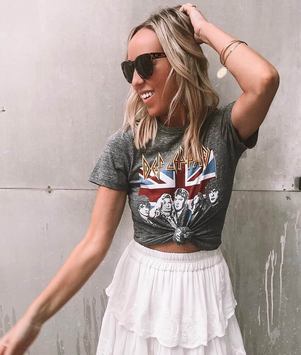 チェイサーのインスタグラム：「how cute is @mykindofcasual in our Def Leppard graphic tee!😍 #chaserbrand」