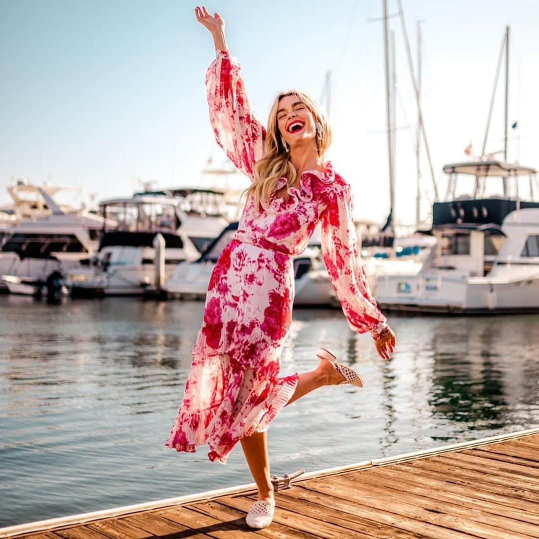 サムエデルマンのインスタグラム：「Weekend getaway ready @officiallyquigley in our Clara Mule」