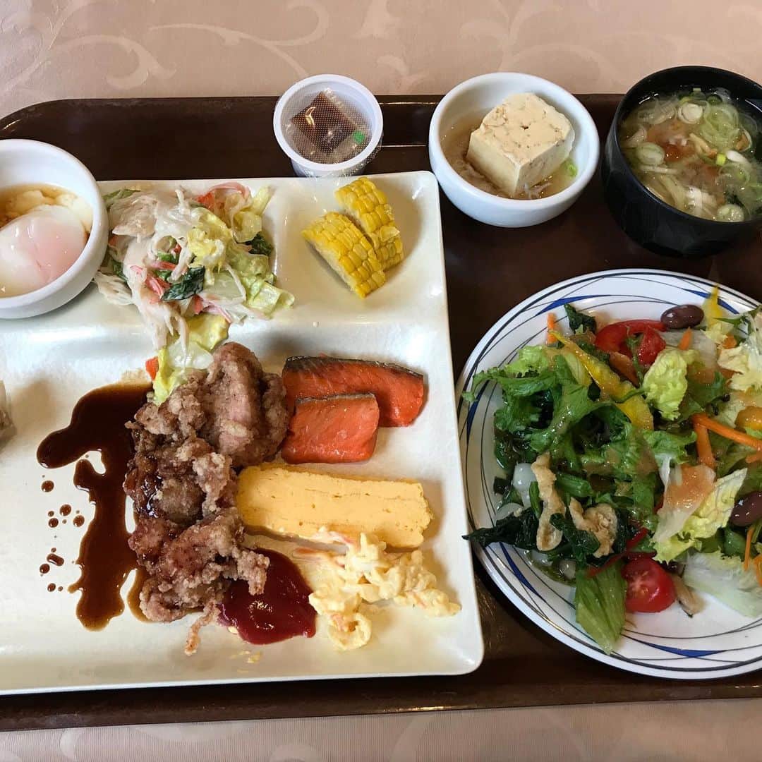 クロちゃんさんのインスタグラム写真 - (クロちゃんInstagram)「朝ごはんは、野菜中心。 そして、北海道ならではのザンギ。 ヘルシー&おいしいどう！！」7月12日 9時00分 - kurochandesuwawa