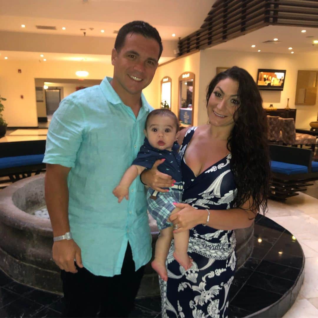 ディーナ・ニコール・コルテーゼのインスタグラム：「Who’s ready for the Premiere of #jsfamilyvacation !!!!!! We’ll be watching in the hotel lobby tonight!!!! Tune in NOW on @mtv !!!!」