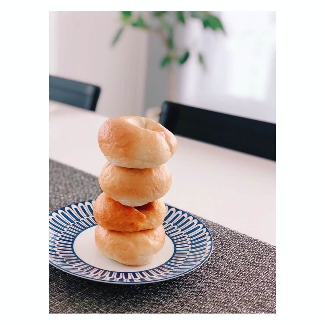 望月理恵さんのインスタグラム写真 - (望月理恵Instagram)「ベーグルパン、焼きました！  表面がちょっとザラザラして しまい、失敗😭。 やり直そう〜  #パンが好き#ベーグル #パン焼き部 #モッチーご飯」7月12日 9時06分 - mochiee28