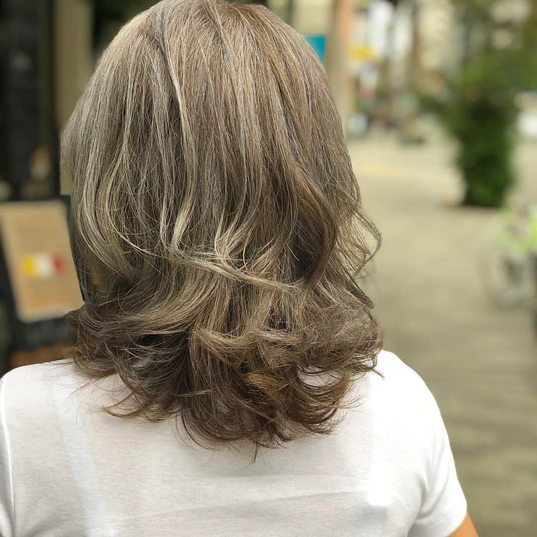 【北堀江・美容室 peaks hair】のインスタグラム：「ハイトーンカラー✨  ファイバープレックスのブリーチなので髪の傷みも少ないです！  スタイリスト  堀口  peakshair #ピークスヘアー#堀江#北堀江#美容室##Instahair#hairstyle#Instafashion#イルミナカラー#小顔#美意識#おしゃれな人と繋がりたい#おしゃれ#お洒落#ヘアアレンジ#ヘアスタイル」