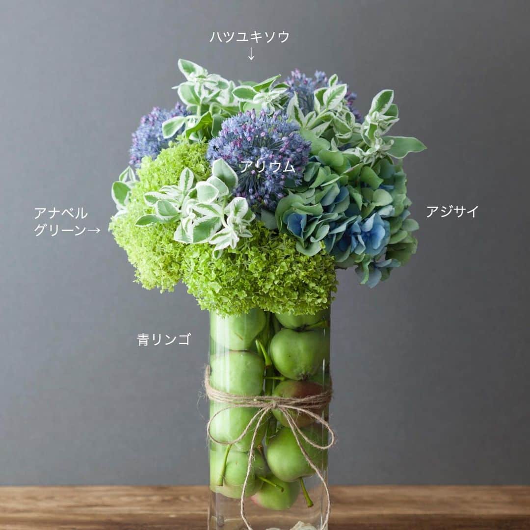 雑誌『花時間』さんのインスタグラム写真 - (雑誌『花時間』Instagram)「おはようございます。花器の「緑化」計画パート2は…満を持しての？「青リンゴ🍏」さんのご登場です！  食用ではなく、そう、お花屋さんに出回る演出用のミニリンゴ。ガラス器にリンゴを入れて水を注ぐと、ぷくぷくと🍏が浮きます。それをかき分けて茎を挿せば…花留めの役割もしちゃうという賢いアイデアです。青リンゴ🍏には、爽やかな緑や青、白のお花がぴったり。今週末のお供にいかがですか？  小さくいけたお花のそばに、リンゴを転がすだけでも、ジメジメを撃退するくらい？フレッシュに楽しめますよ〜🍏🍏🍏 ガラスのピッチャーやボウルでもかわいいかも。では、本日も元気smile🙂🙂🙂で頑張りましょう！  by ピーターパン  花 @mimosa_design  写真 @落合里美  #hana #flower #flowers #flowerslovers #flowerstagram #flowerarrangement #colorful #花時間 #花時間2017 #花 #花好き #花藝 #花好きな人と繋がりたい #花が好きな人と繋がりたい #花のある生活 #花のある暮らし #青リンゴ #greenapple #ハツユキソウ #アリウム  #アナベル #ガラスの器  #夏の花 #花の飾り方 #botanicallife  #花屋さんへ行こう」7月12日 9時19分 - hanajikan_magazine