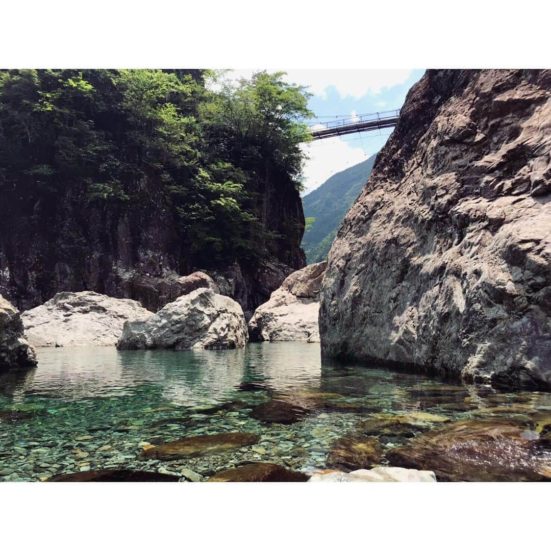北野貴之さんのインスタグラム写真 - (北野貴之Instagram)「天理大のお弟子が教えてくれた、伝説の滝！！ めっちゃ綺麗で、どでかい飛び込み岩があるいう、伝説の滝。 天理駅から2時間走ること。川の上流へ到着！めっちゃ綺麗で、水は冷たく、自然のパワーを受け止めて来ました！  #伝説の滝#奈良#10時#ダイブ」7月12日 0時26分 - takashi_kitano