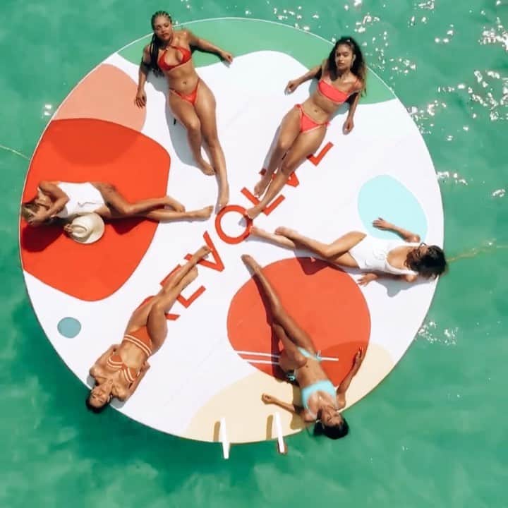 ルー・ティーズデールのインスタグラム：「Here’s us just chillin like totally natural at #revolvesummer ☀️」