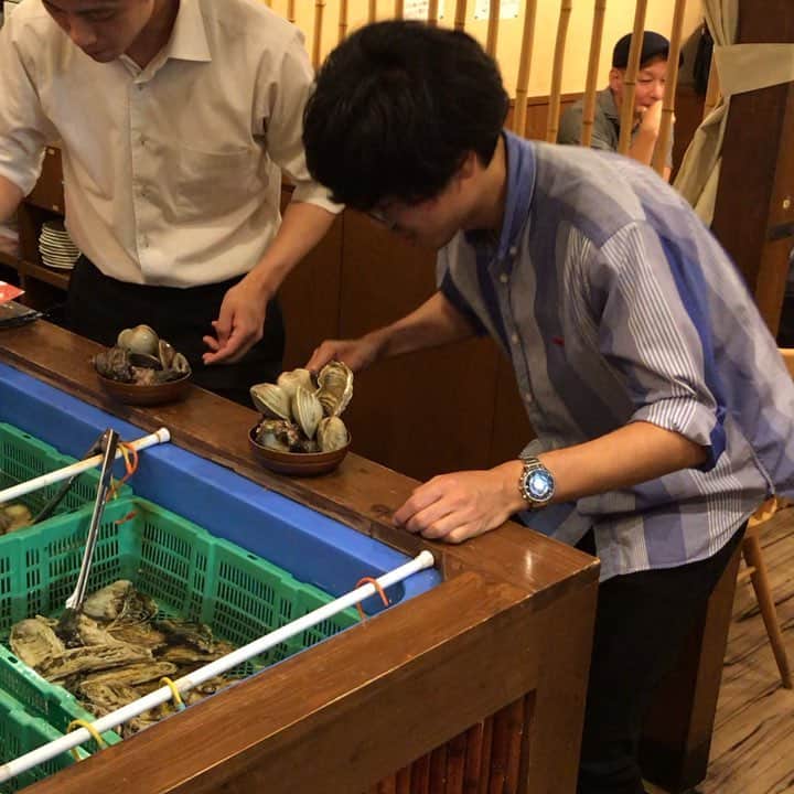 鶏魚 谷町のインスタグラム：「鶏魚です！しーちゃんです🎶 本日は定期的に鶏魚でサミットを開催してくれる（笑）、常連様です*\(^o^)/* 貝盛り放題を5人前も食べてくれました♡ #鶏魚サミット #しーちゃんも参加したい #鶏魚 #大阪 #谷町四丁目 #駅近 #セルフ飲み放題 #地域最安値 #コース #座敷 #個室 #貝盛り放題 #ガンガン焼き #あさり #はまぐり #ホンビノス貝 #牡蠣 #さざえ #飲み会 #女将」