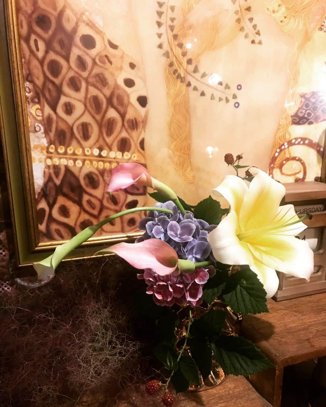 永瀬那奈さんのインスタグラム写真 - (永瀬那奈Instagram)「💐﻿ ﻿ これは色々💐﻿ 私じゃなくてお母さん作😶﻿ ﻿ たまったお花の写真消化した🎈﻿ ﻿ ﻿ #💐 #花束 #フラワーアレンジメント #クリムト」7月12日 0時28分 - nananana915