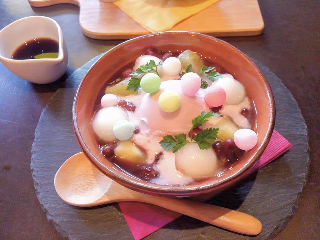 おいもカフェ金糸雀さんのインスタグラム写真 - (おいもカフェ金糸雀Instagram)「. おいりがカワイイ『おいもぜんざい』。 甘いあずきの上に、カットした焼き芋や、もちもちの白玉、おめでたい伝統菓子おいりを散りばめた、フォトジェニックなぜんざいです♪ . #おいもカフェ金糸雀 #カフェ #鎌倉 #ぜんざい #スイーツ #フォトジェニック #おいもカフェ #おいり #焼き芋 #白玉 #あずき #かわいい . 《おいもカフェ金糸雀》 営業時間：10:00-18:00(L.O.17:30) 定休日：水曜日 248-0006 神奈川県鎌倉市小町2-10-10 小町TIビル1F TEL：0467-22-4908」7月12日 0時28分 - oimocafekanaria