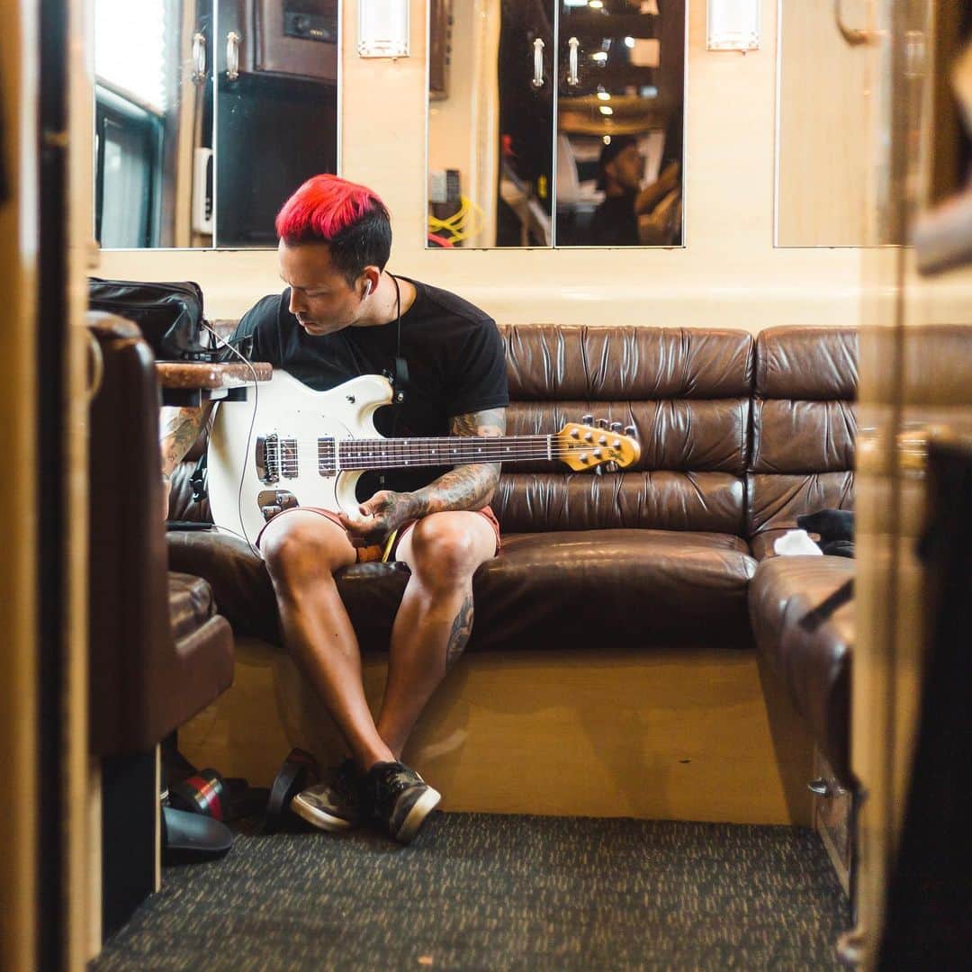 ニック・マーティンのインスタグラム：「In the back lounge of the bus.. Going over something.. Hmm.. What could it be? 😉🤔🤭」