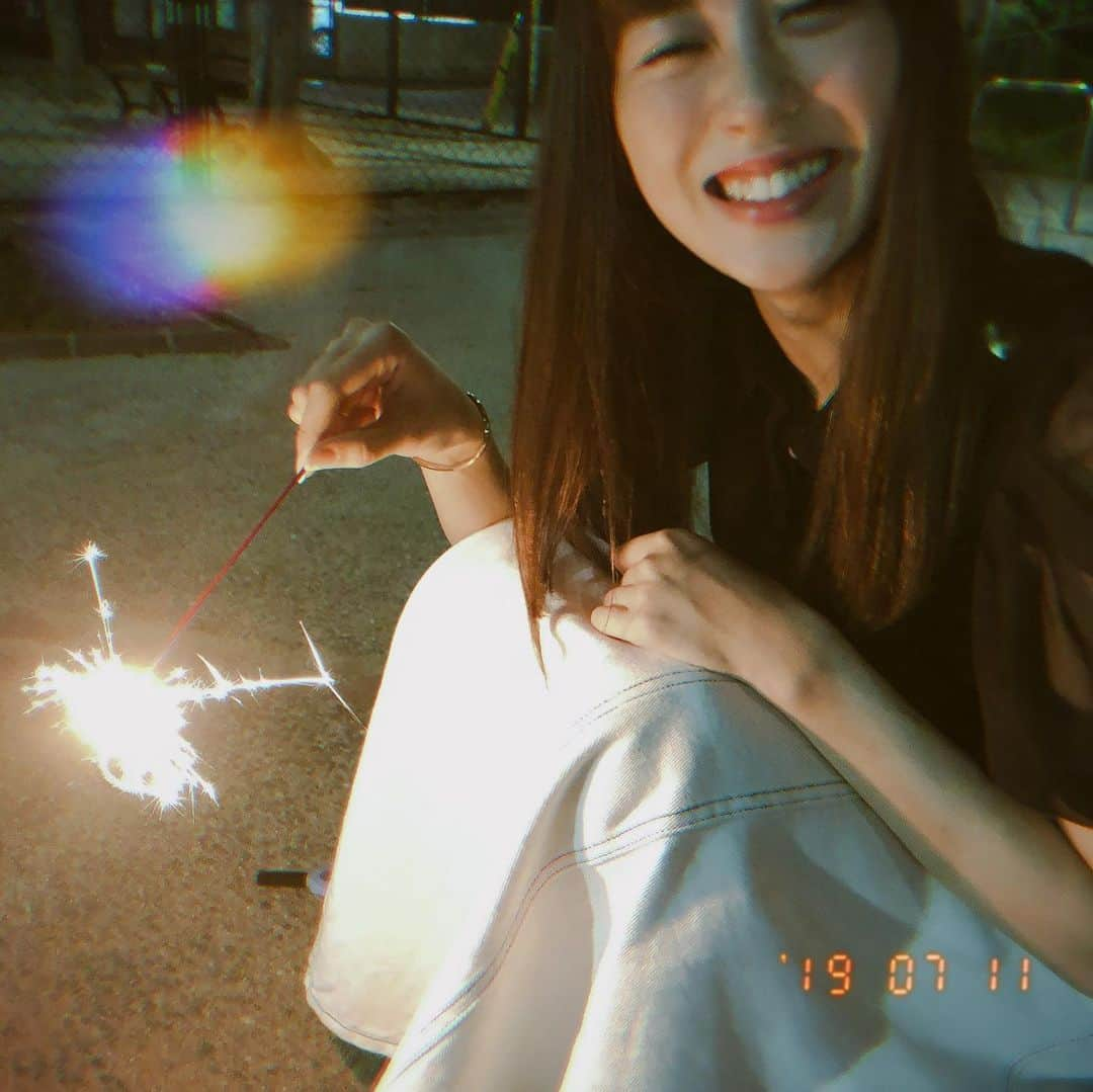 坂口理子さんのインスタグラム写真 - (坂口理子Instagram)「今年初花火でした🎆🥺 #花火 #今年初 #夏 #ってかんじね #花火10本くらいして #もう満足だねっていって #すぐに解散 #とても私達らしい #花火文字 #やってみた🥺 #あおいちゃん撮影 #上手くできた」7月12日 0時29分 - ricopi__hkt48