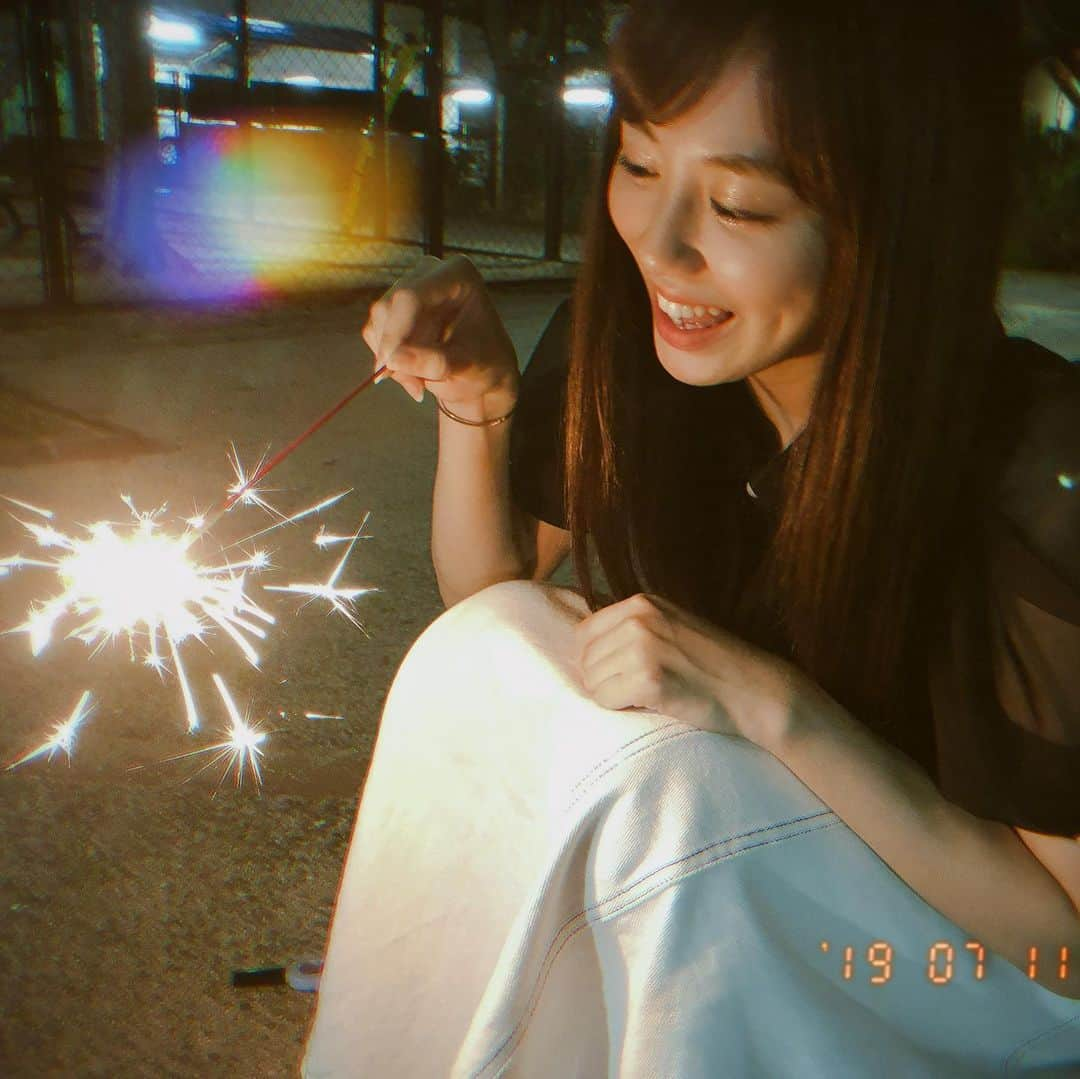 坂口理子さんのインスタグラム写真 - (坂口理子Instagram)「今年初花火でした🎆🥺 #花火 #今年初 #夏 #ってかんじね #花火10本くらいして #もう満足だねっていって #すぐに解散 #とても私達らしい #花火文字 #やってみた🥺 #あおいちゃん撮影 #上手くできた」7月12日 0時29分 - ricopi__hkt48