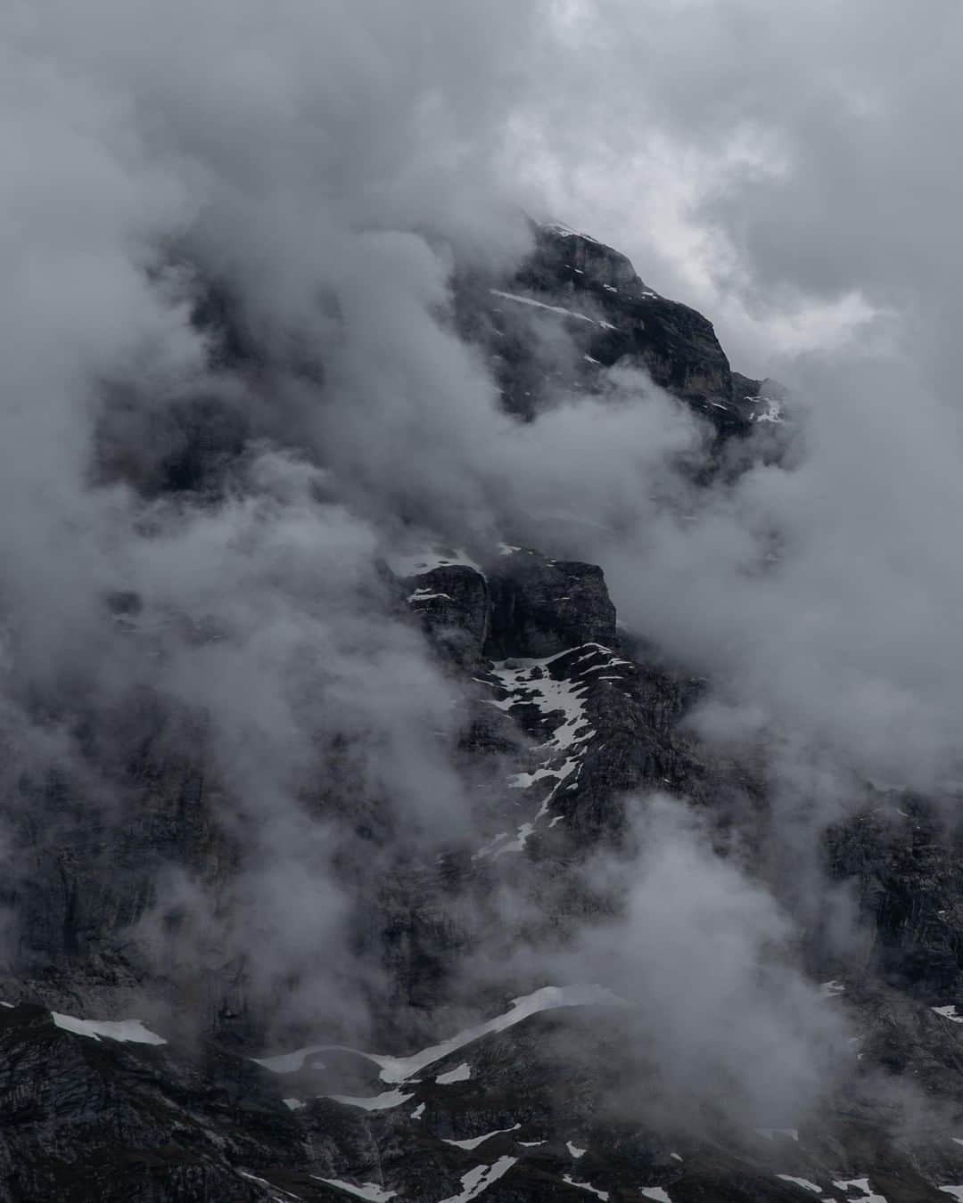 Mammutさんのインスタグラム写真 - (MammutInstagram)「Even if the weather is bad, Switzerland has many fantastic landscapes to offer. Explore them with the Mammut Alpine School on the Via Alpina. Link in bio. 📷@adrianschurter #mammut_swiss1862 #hiking #switzerland #getoutstayout #mammutalpineschool #viaalpina」7月12日 0時30分 - mammut_swiss1862