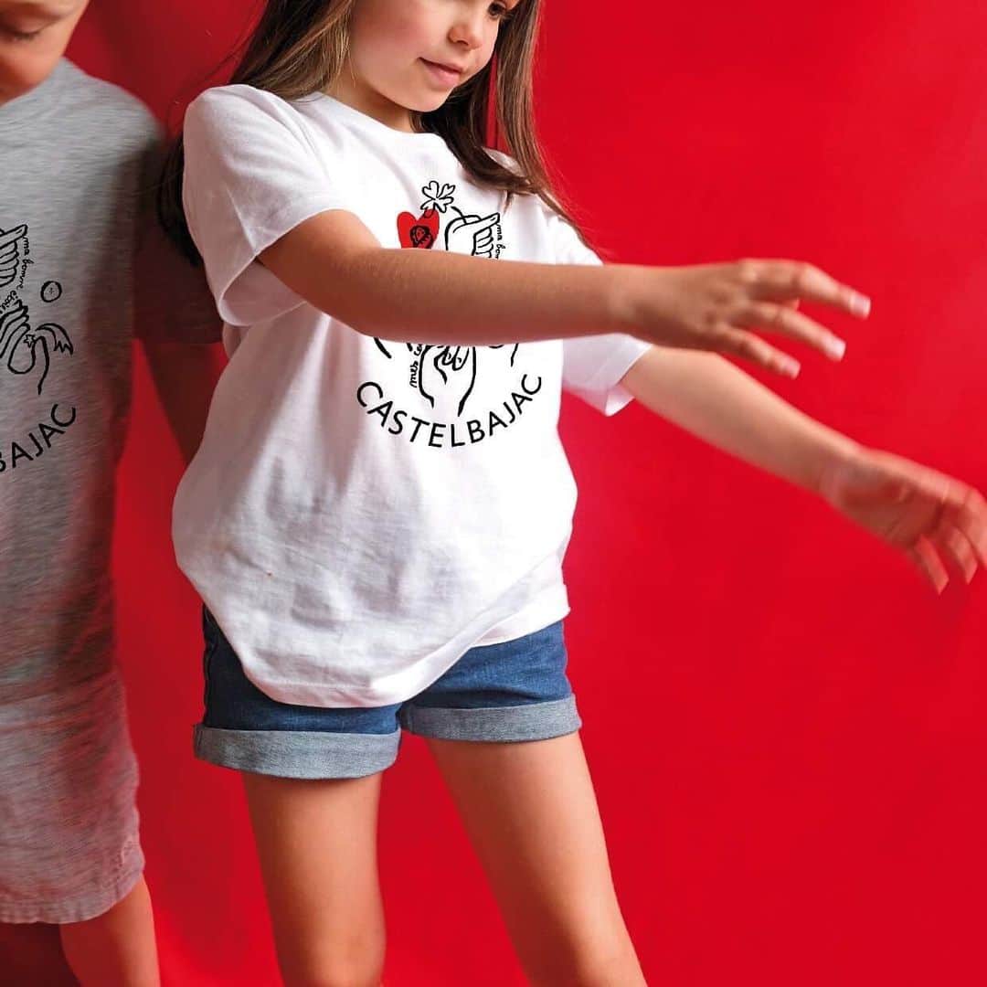 のインスタグラム：「L'Happyculture est universelle ! Retrouvez notre gamme enfant CHILD'MOOD, les plus petits aussi sont Arty ! ☀  The Happyculture is universal!  Find our kids range CHILD'MOOD, the little ones are also Arty! ☀  #Castelbajac #HappyCulture  #Castelbajac #Paris #Fashion #Designer #Brand #ChildMood #summerbreak」