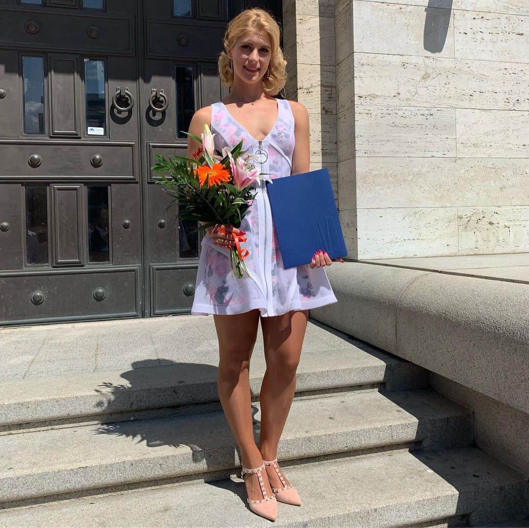 エリスカ・ブレジノワのインスタグラム：「Oficiálně bakalářka! 🎓😛 #bachelor #speech」